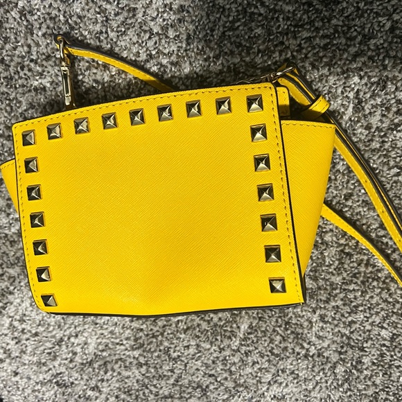 Michael Kors yellow crossbody like new worn a couple of times - Picture 2 of 5